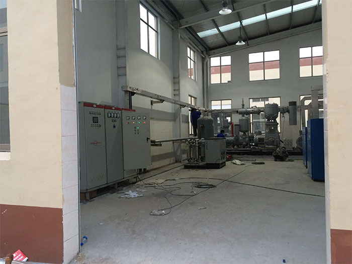 本草集團(tuán)PET吹瓶水冷全無油變頻空壓機(jī)站安裝調(diào)試